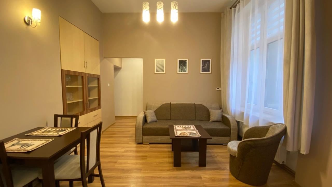 Apartment Lublinbnb - Exclusive Family ------ In The Heart Of -------------------------------- Bedroom & Living & Kitchen